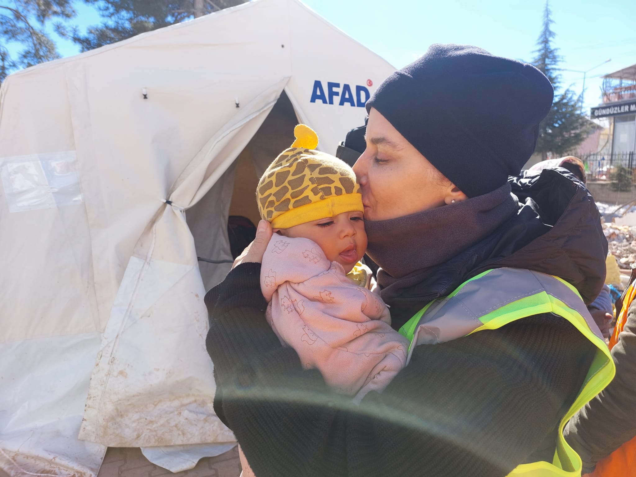 BAŞKAN AŞKIN TÖREN DEPREM BÖLGESİNDEKİ MESAİSİNDE 1 AYI GERİDE BIRAKTI