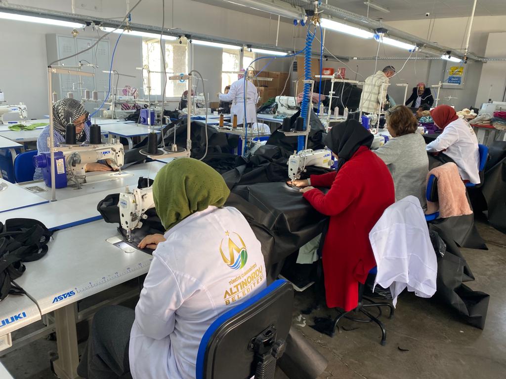 ALTINORDULU KADINLAR DEPREMZEDELER İÇİN MAKİNE BAŞINDA