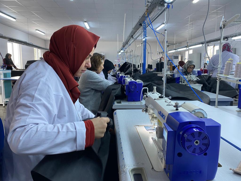 ALTINORDULU KADINLAR DEPREMZEDELER İÇİN MAKİNE BAŞINDA