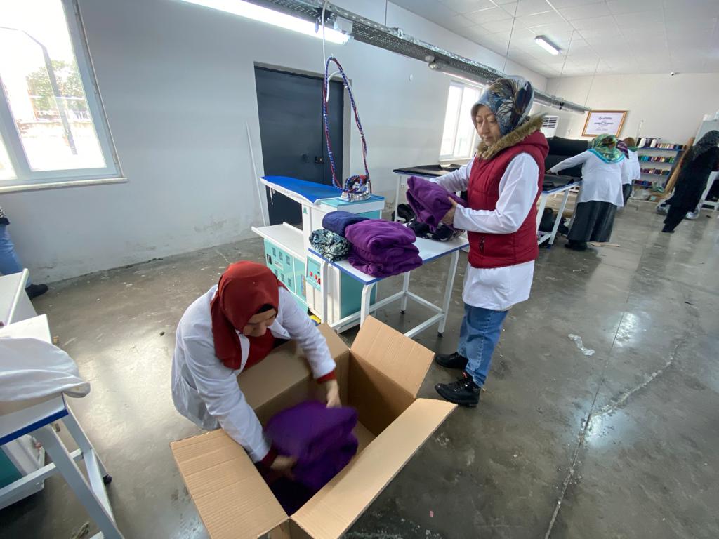 ALTINORDULU KADINLAR DEPREMZEDELER İÇİN MAKİNE BAŞINDA