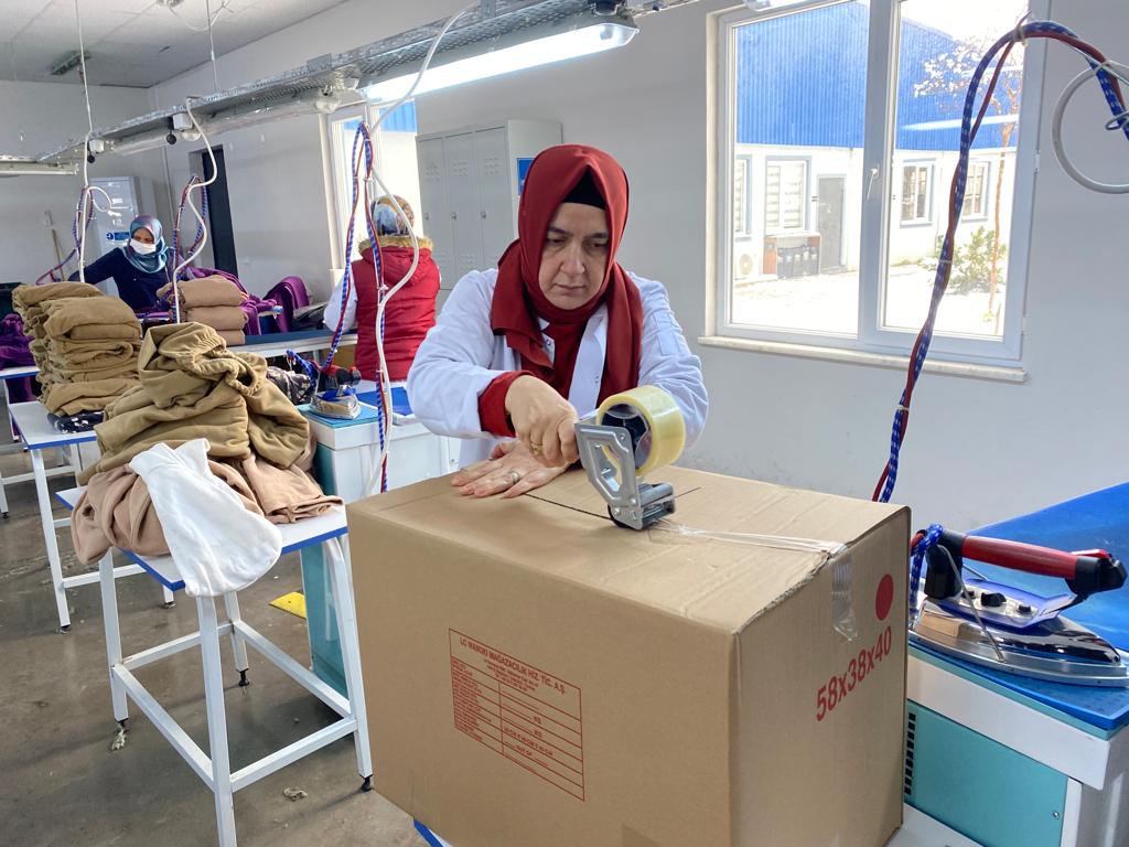 ALTINORDULU KADINLAR DEPREMZEDELER İÇİN MAKİNE BAŞINDA