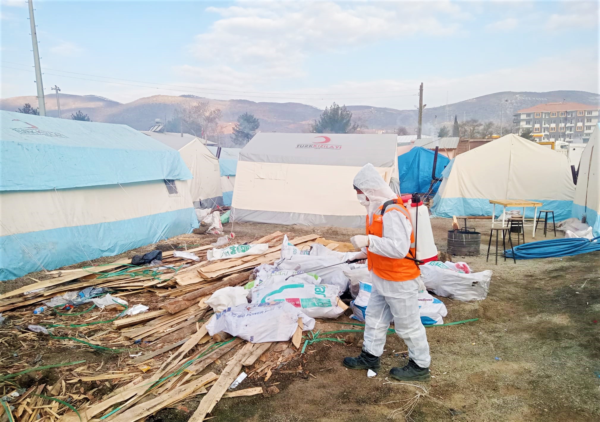 ALTINORDU BELEDİYESİNİN DEPREM BÖLGESİNDE HİJYEN SEFERBERLİĞİ SÜRÜYOR