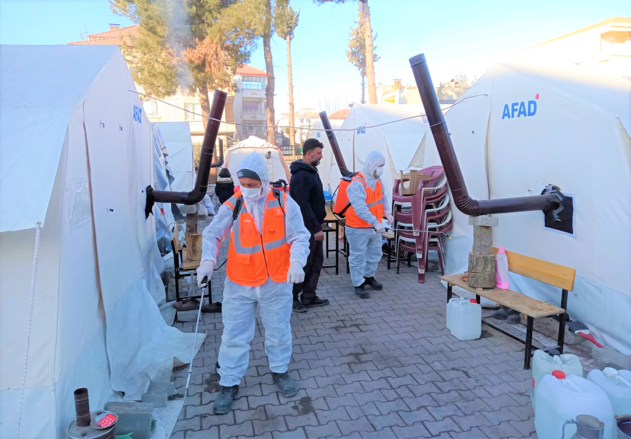 ALTINORDU BELEDİYESİNİN DEPREM BÖLGESİNDE HİJYEN SEFERBERLİĞİ SÜRÜYOR