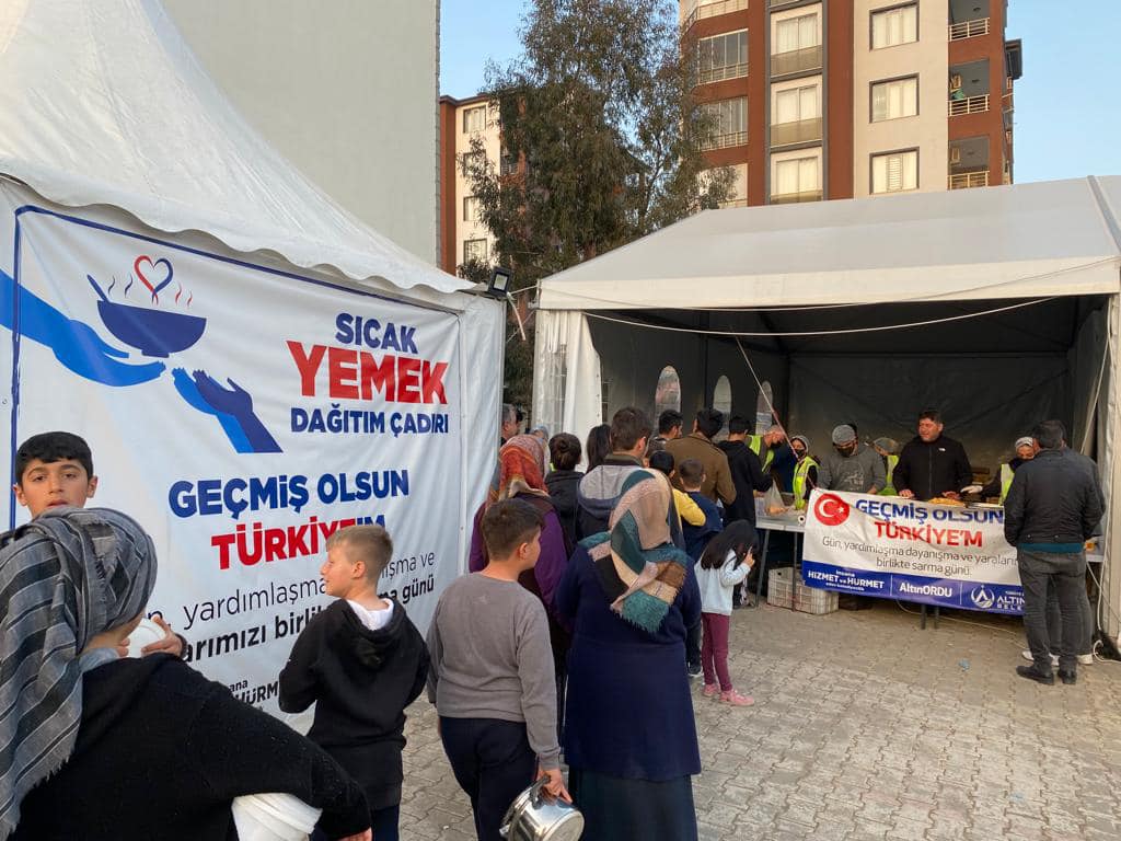 ALTINORDU’NUN 24 SAAT SICAK YEMEK HİZMETİ GÖNÜLLERİ DE ISITIYOR
