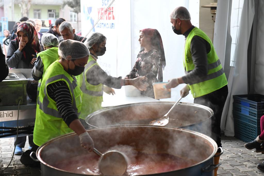 ALTINORDU’NUN 24 SAAT SICAK YEMEK HİZMETİ GÖNÜLLERİ DE ISITIYOR
