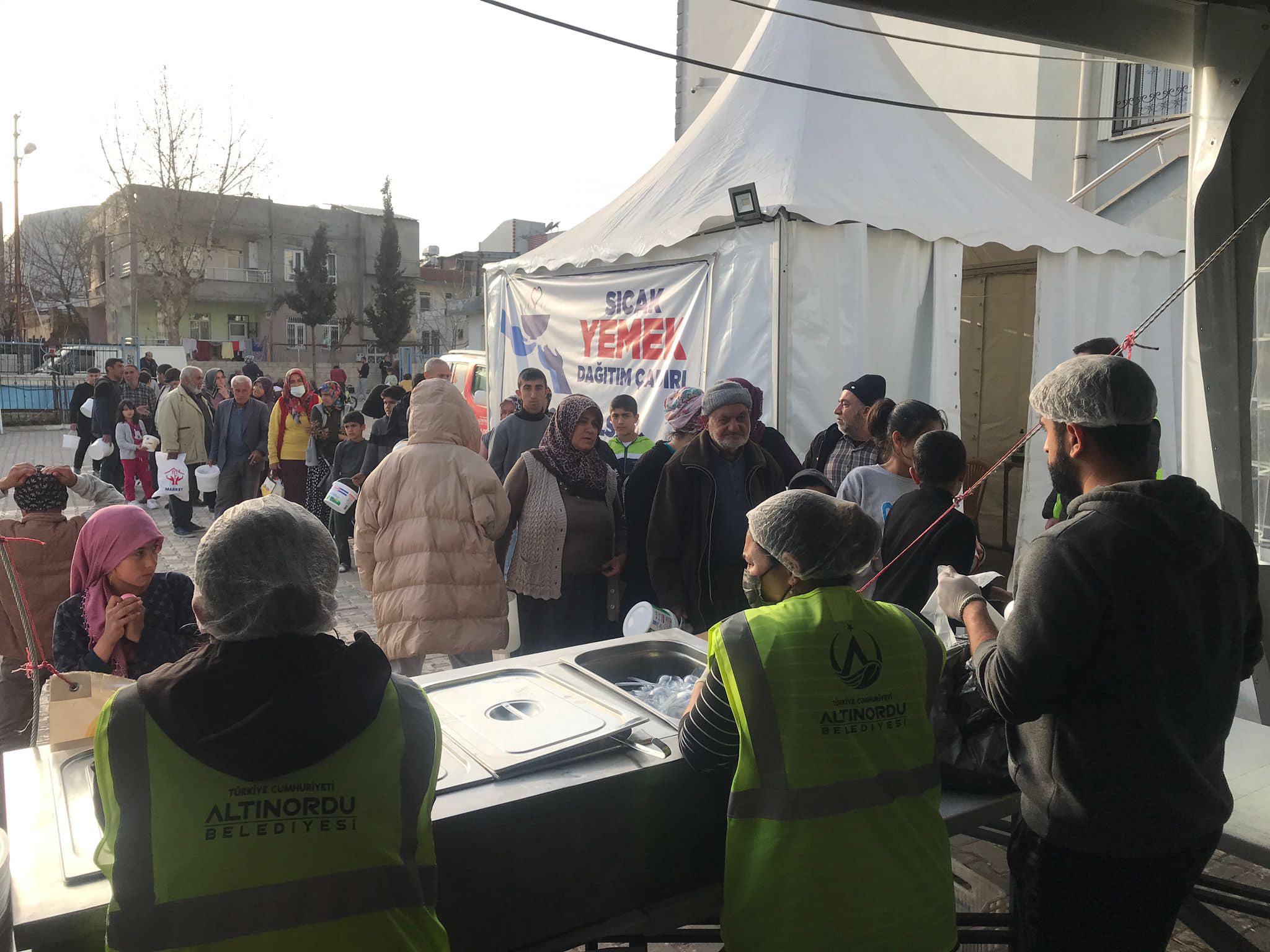 ALTINORDU’NUN 24 SAAT SICAK YEMEK HİZMETİ GÖNÜLLERİ DE ISITIYOR