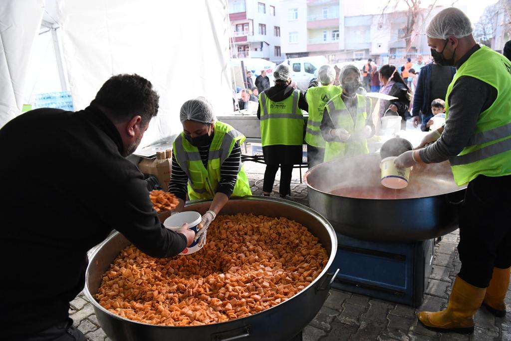 ALTINORDU’NUN 24 SAAT SICAK YEMEK HİZMETİ GÖNÜLLERİ DE ISITIYOR
