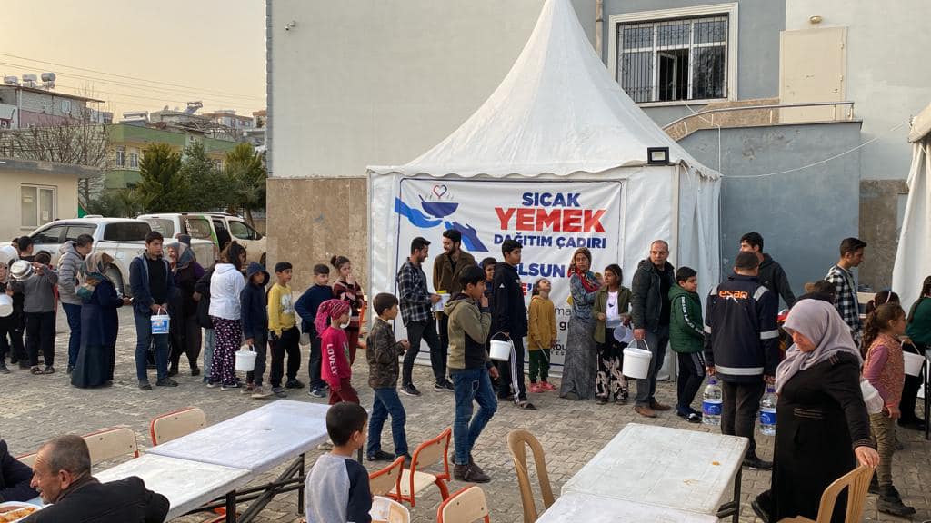 ALTINORDU’NUN 24 SAAT SICAK YEMEK HİZMETİ GÖNÜLLERİ DE ISITIYOR