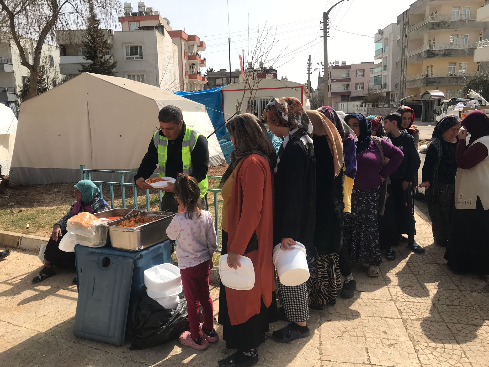 ALTINORDU’NUN 24 SAAT SICAK YEMEK HİZMETİ GÖNÜLLERİ DE ISITIYOR