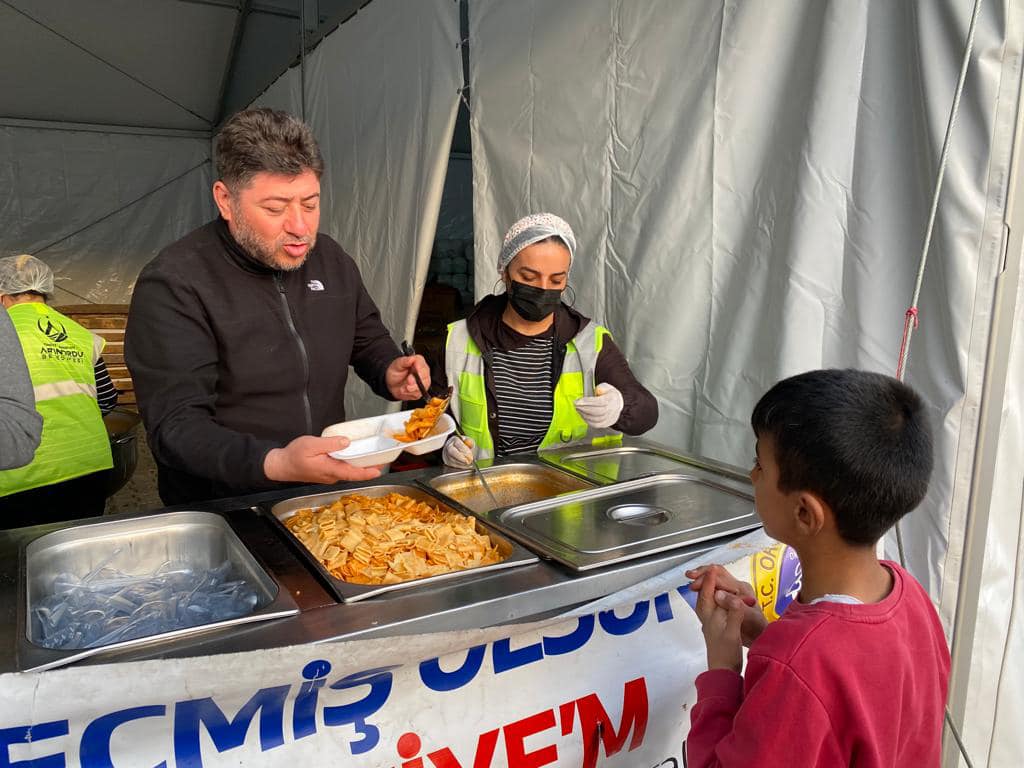 ALTINORDU’NUN 24 SAAT SICAK YEMEK HİZMETİ GÖNÜLLERİ DE ISITIYOR