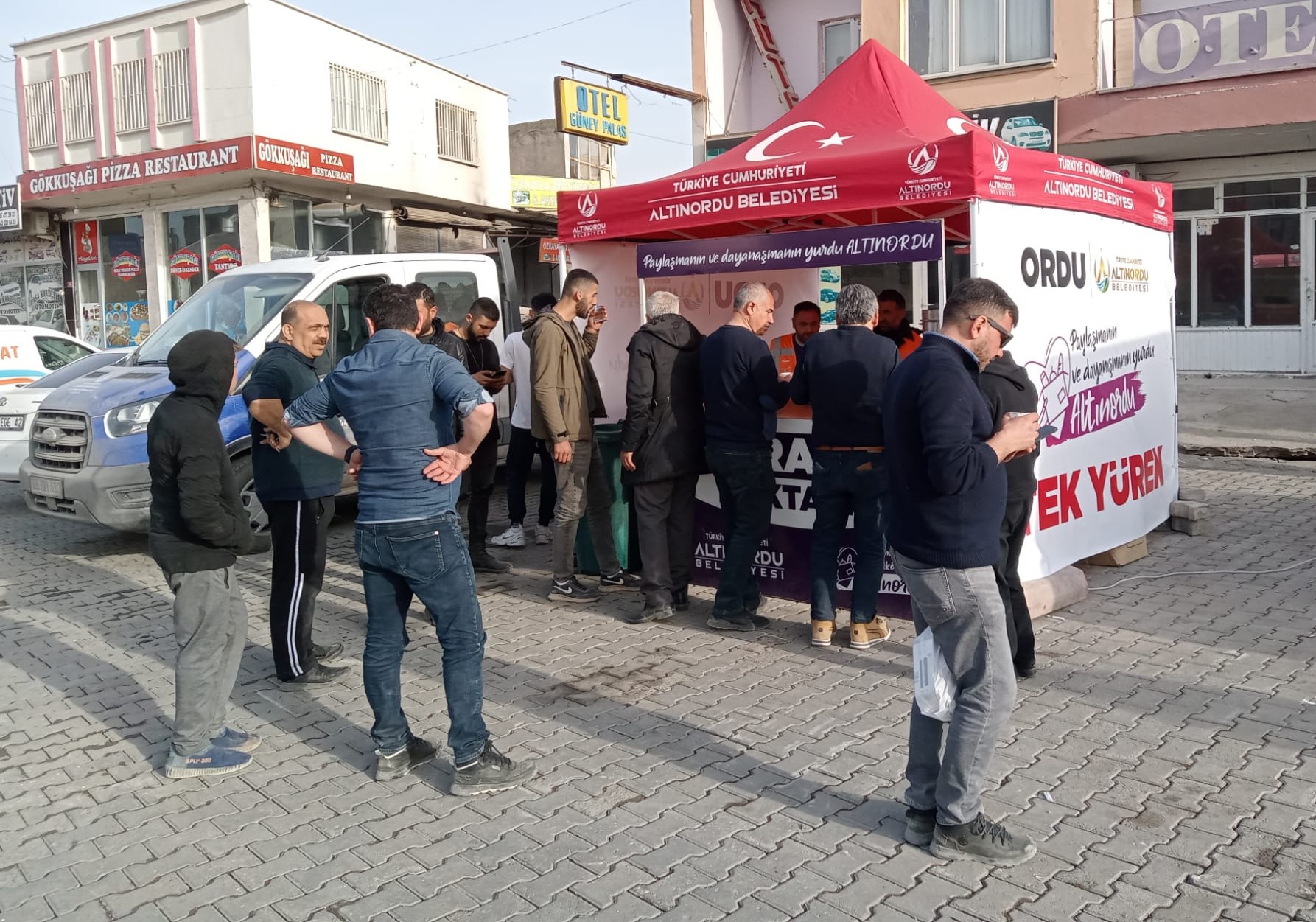 ALTINORDU’NUN 24 SAAT SICAK YEMEK HİZMETİ GÖNÜLLERİ DE ISITIYOR