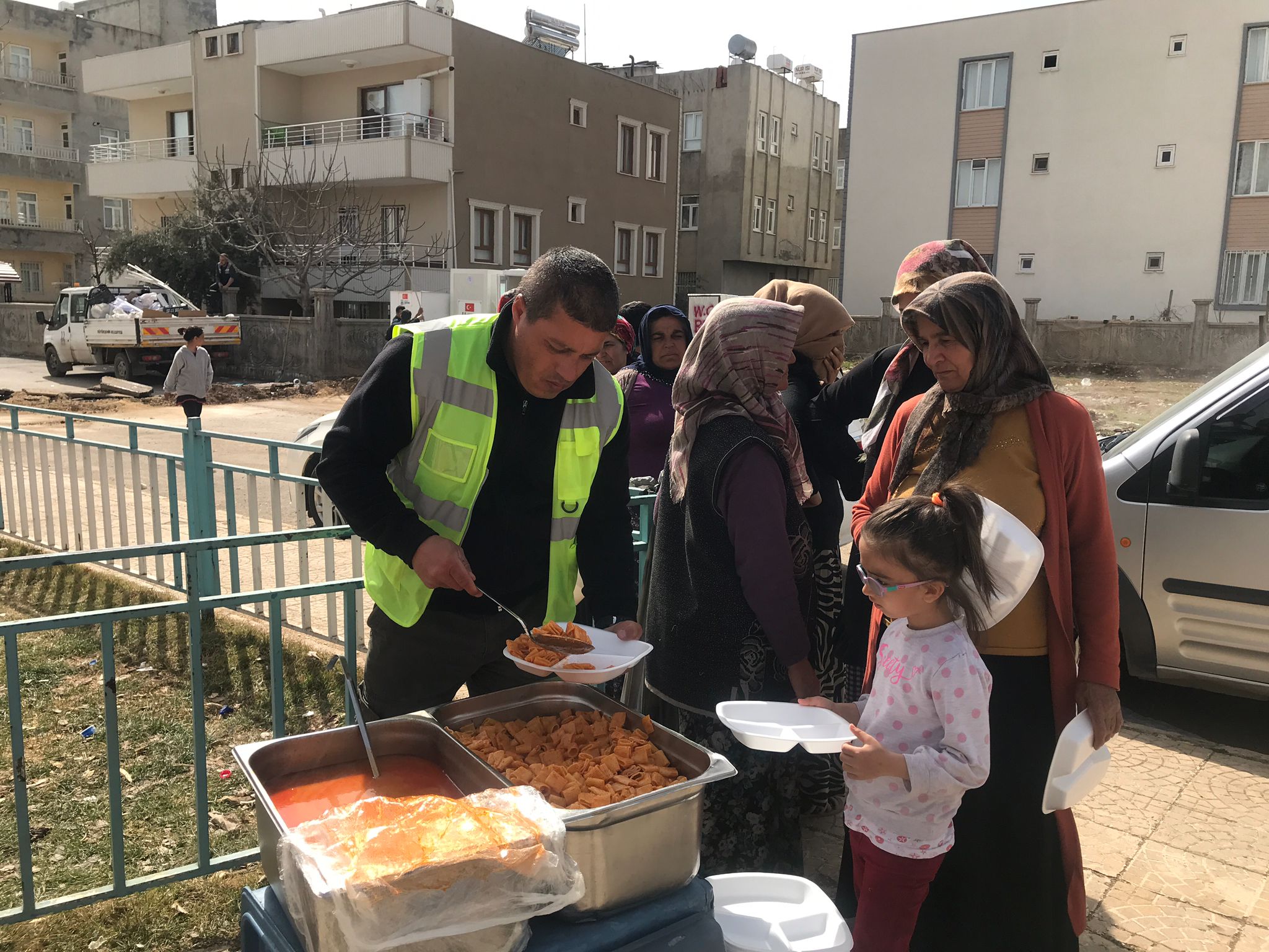 ALTINORDU’NUN 24 SAAT SICAK YEMEK HİZMETİ GÖNÜLLERİ DE ISITIYOR