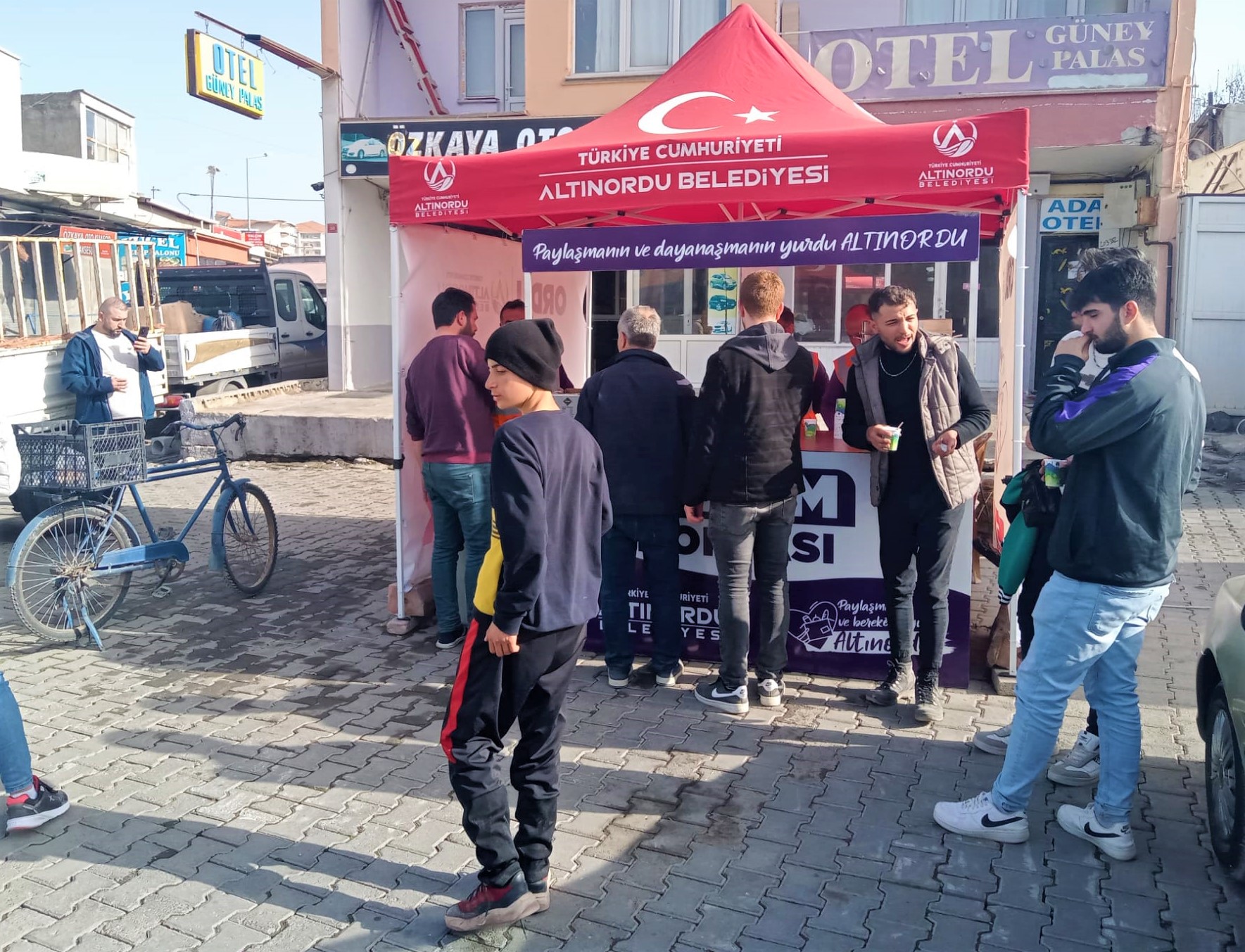 ALTINORDU’NUN 24 SAAT SICAK YEMEK HİZMETİ GÖNÜLLERİ DE ISITIYOR