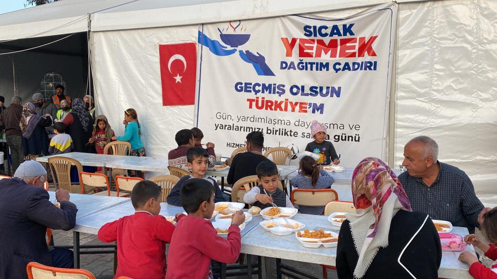 ALTINORDU’NUN 24 SAAT SICAK YEMEK HİZMETİ GÖNÜLLERİ DE ISITIYOR