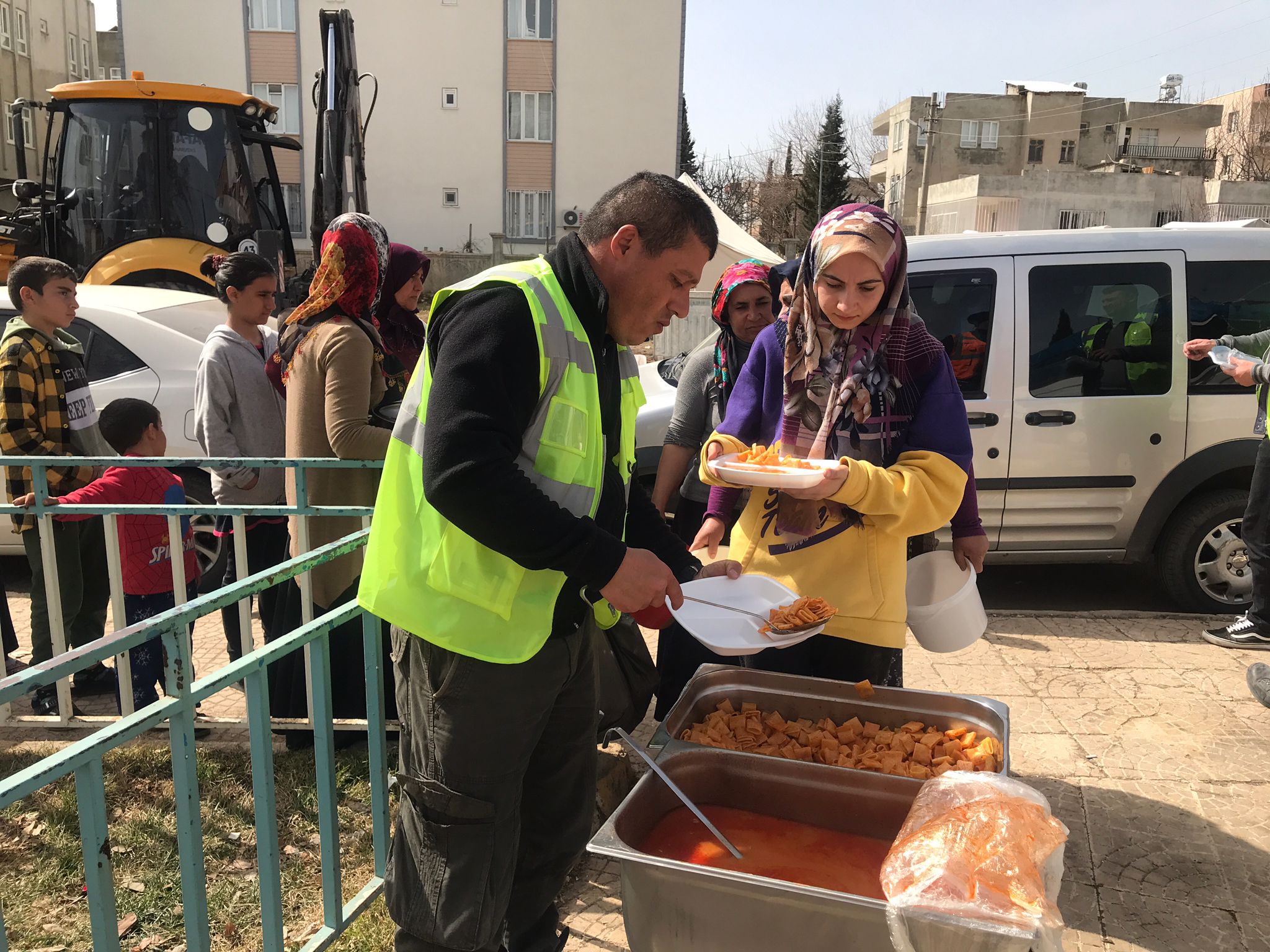 ALTINORDU’NUN 24 SAAT SICAK YEMEK HİZMETİ GÖNÜLLERİ DE ISITIYOR