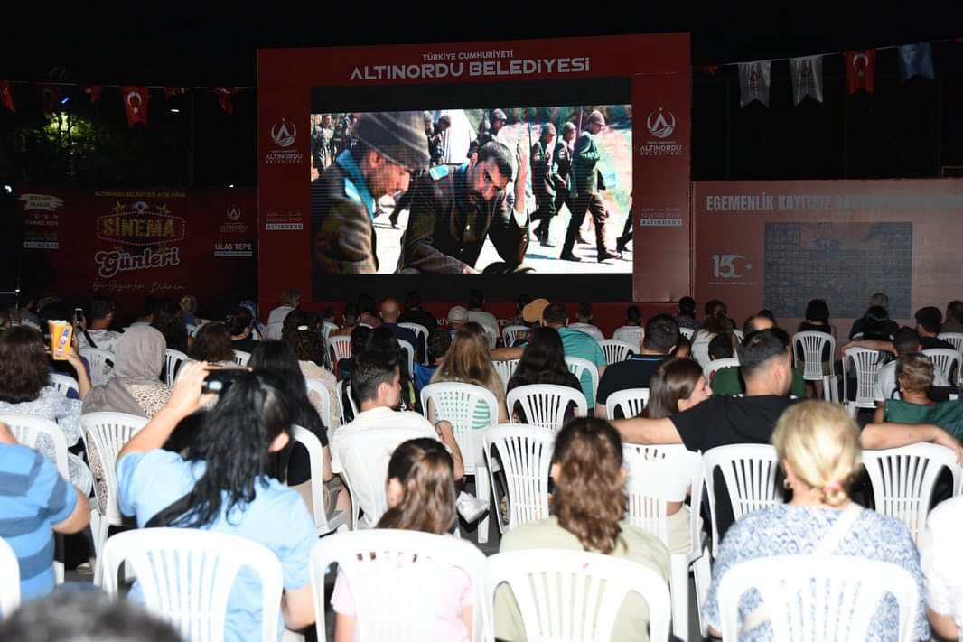 AÇIK HAVA SİNEMA GÜNLERİ ETKİNLİĞİNE YOĞUN İLGİ