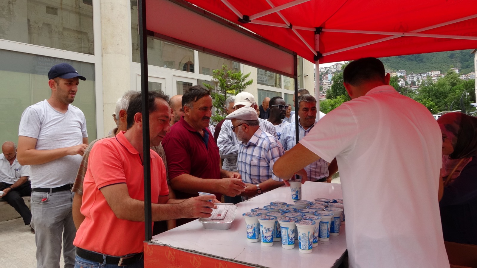 ŞEHİTLER İÇİN LOKMA VE PİDE DAĞITIMI GERÇEKLEŞTİRİLDİ