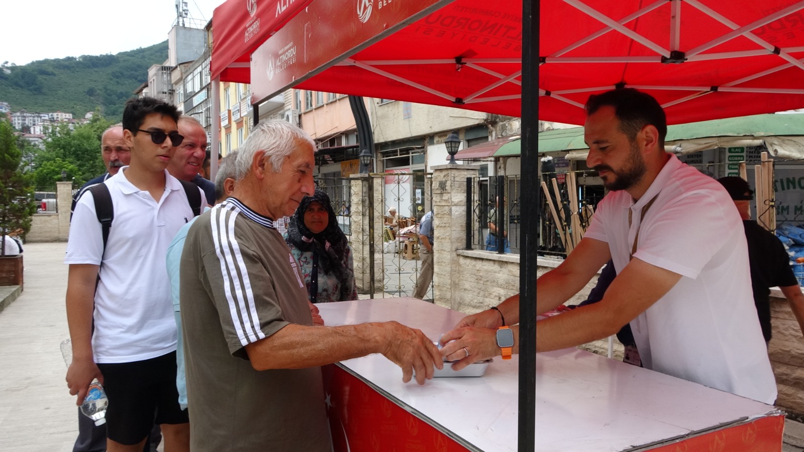 ŞEHİTLER İÇİN LOKMA VE PİDE DAĞITIMI GERÇEKLEŞTİRİLDİ