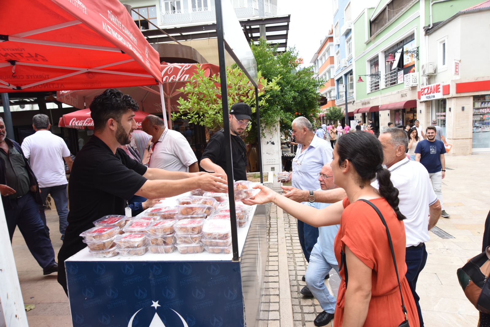 ŞEHİTLER İÇİN LOKMA VE PİDE DAĞITIMI GERÇEKLEŞTİRİLDİ