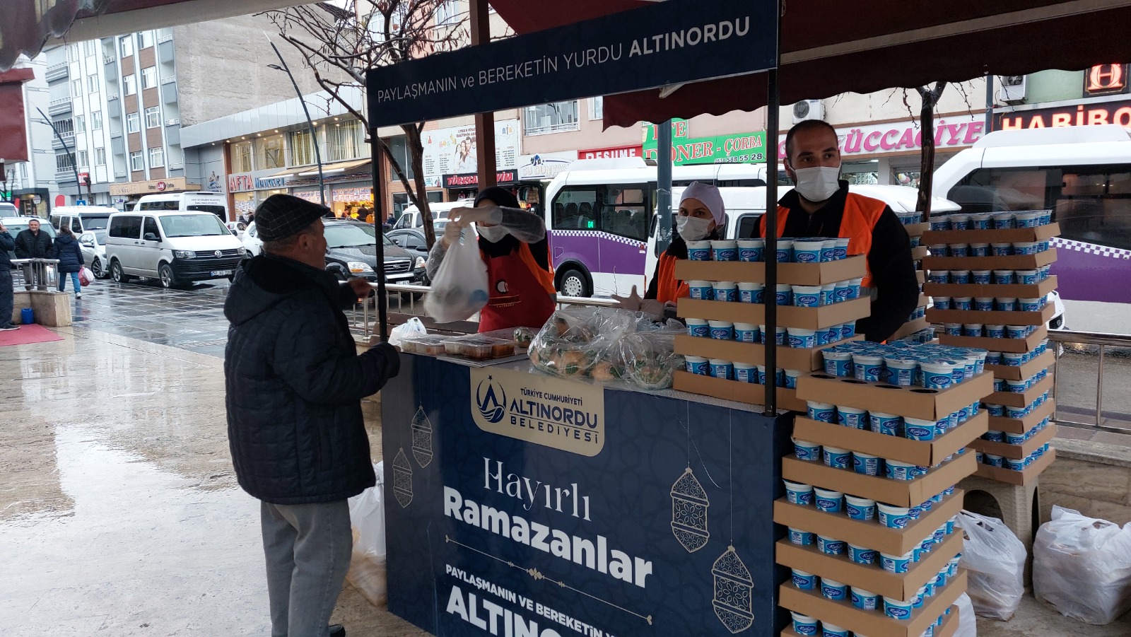 ALTINORDU BELEDİYESİ’NDEN RAMAZAN BOYUNCA GÜNLÜK 10.000 SICAK YEMEK İKRAMI