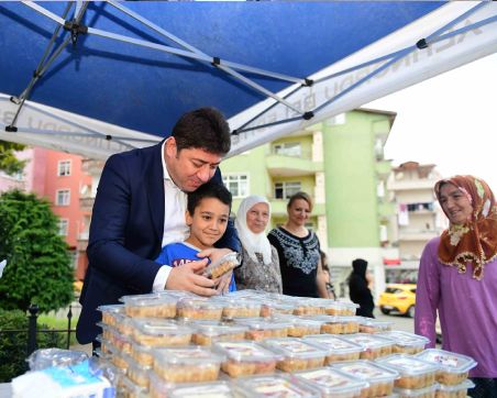 BAŞKAN TÖREN’DEN, VATANDAŞLARA AŞURE İKRAMI