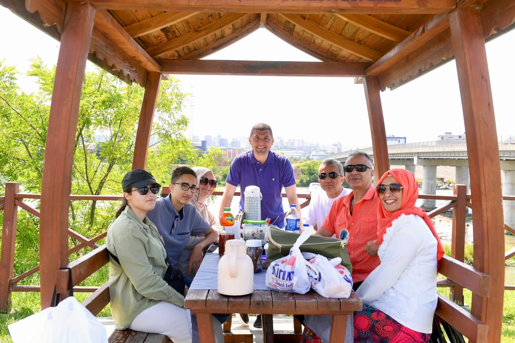 DÖRT GÜNLÜK TATİLDE VATANDAŞLARLA BİR ARADA