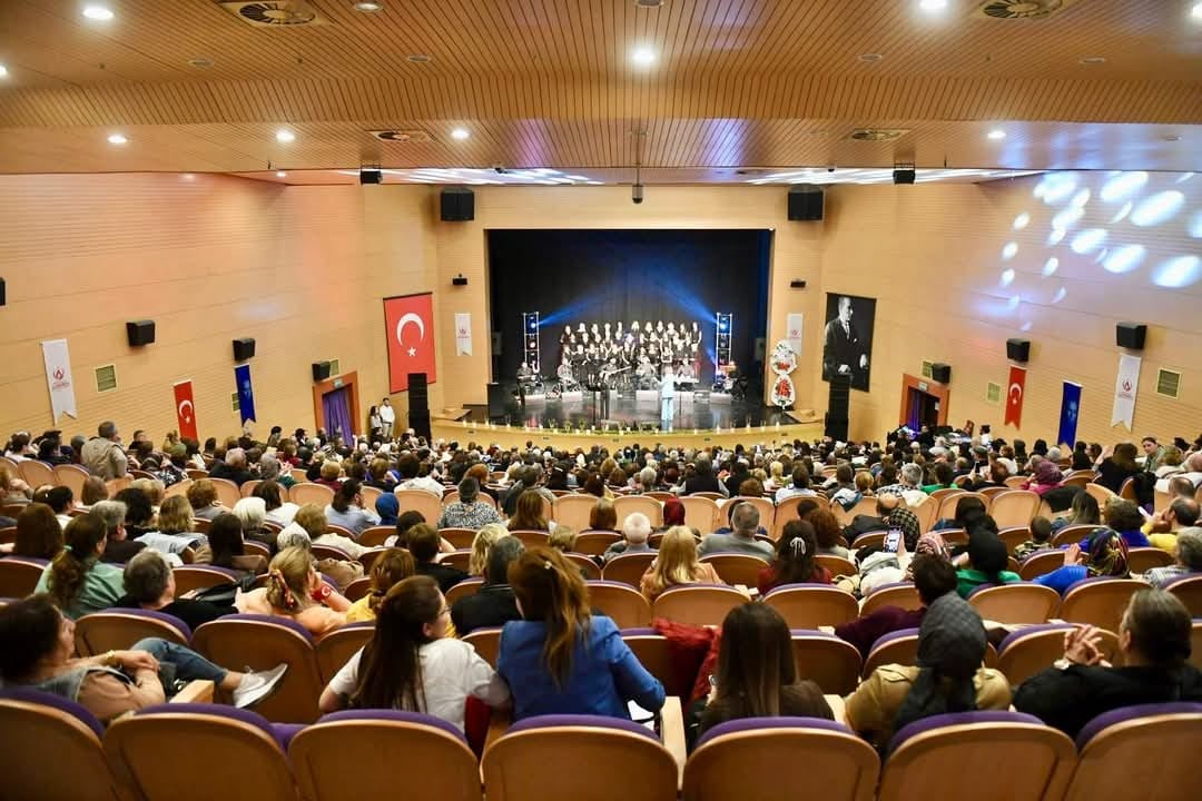 TÜRKÜLER ANNELER İÇİN SESLENDİRİLDİ