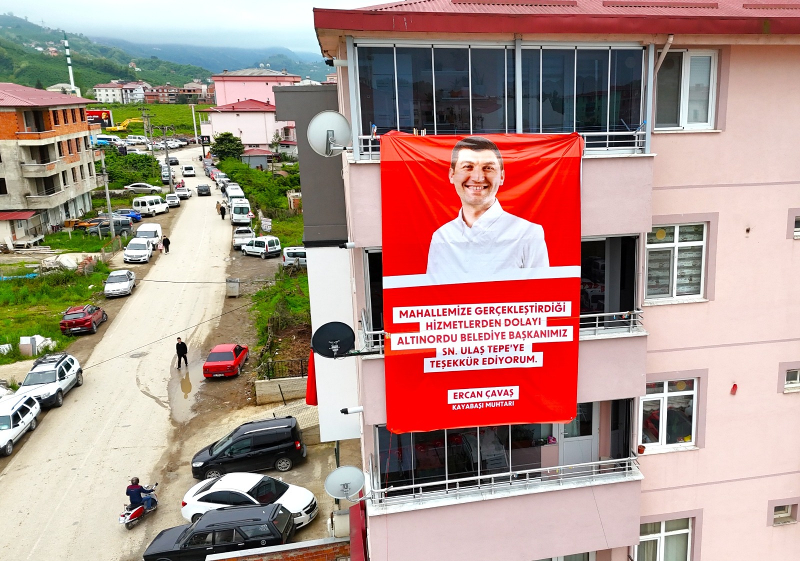 .BAŞKAN TEPE’YE KAYABAŞI MAHALLESİ'NDE PANKARTLI TEŞEKKÜR