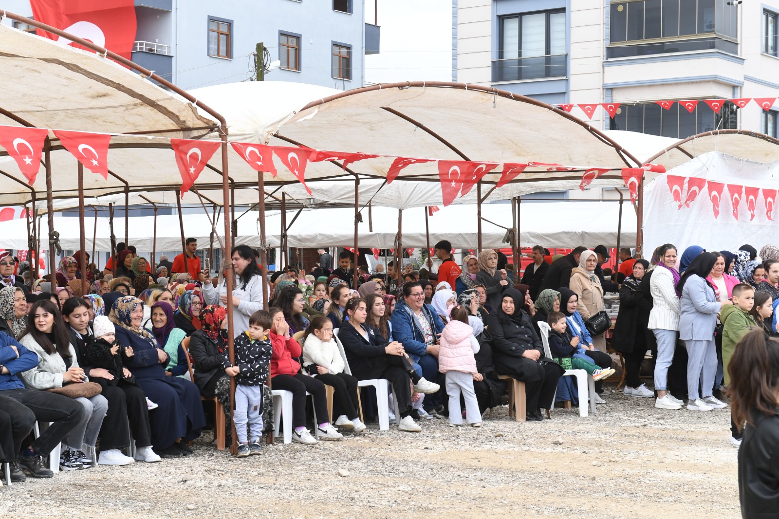BAŞKAN TEPE’YE KAYABAŞI MAHALLESİ'NDE PANKARTLI TEŞEKKÜR