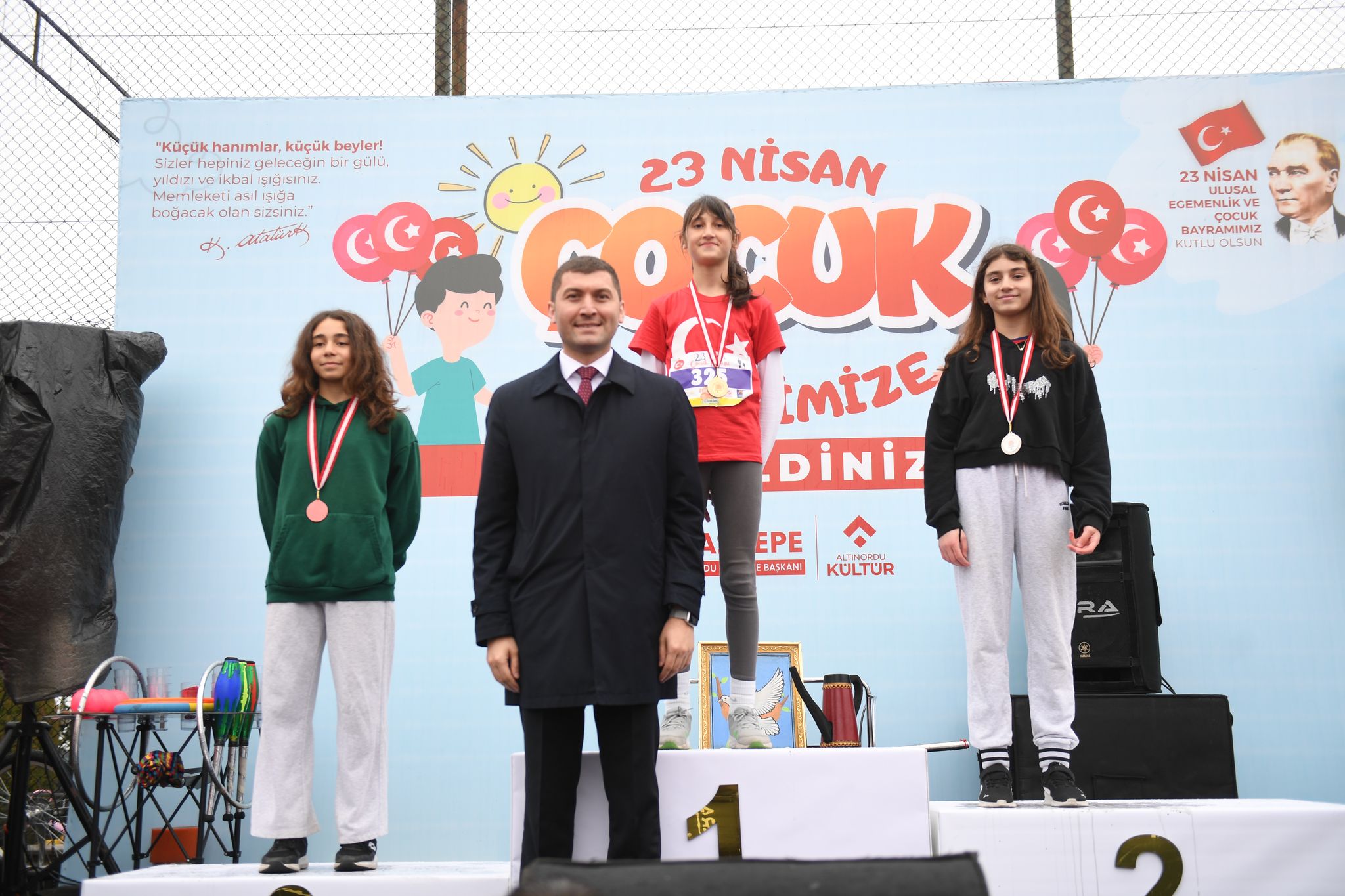 ÇOCUK KOŞUSU 23 NİSAN’A RENK KATTI