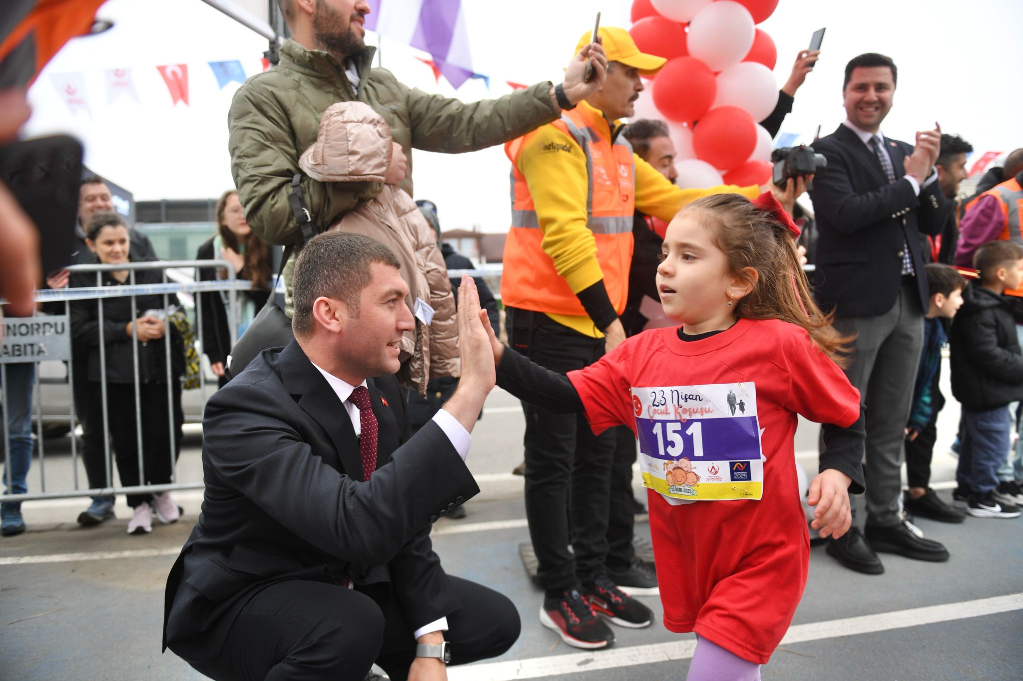 ÇOCUK KOŞUSU 23 NİSAN’A RENK KATTI