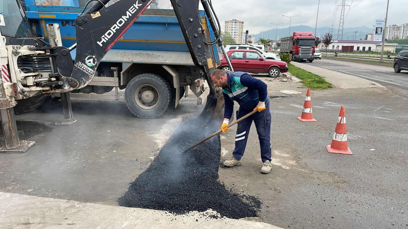 ALTINORDU’DA BOZULAN YOLLAR ONARILIYOR
