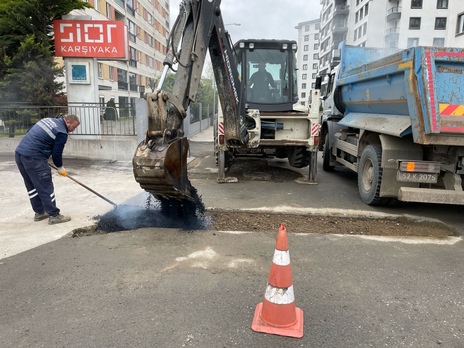 ALTINORDU’DA BOZULAN YOLLAR ONARILIYOR