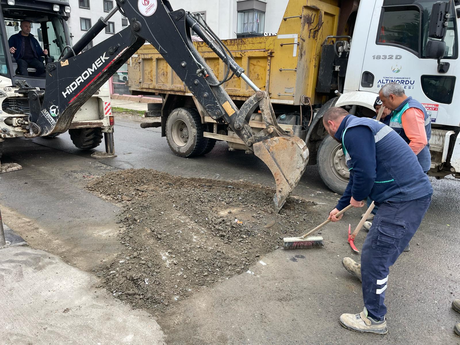 ALTINORDU’DA BOZULAN YOLLAR ONARILIYOR