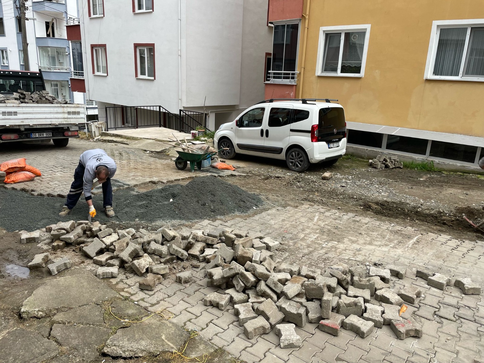 ALTINORDU’DA BOZULAN YOLLAR ONARILIYOR