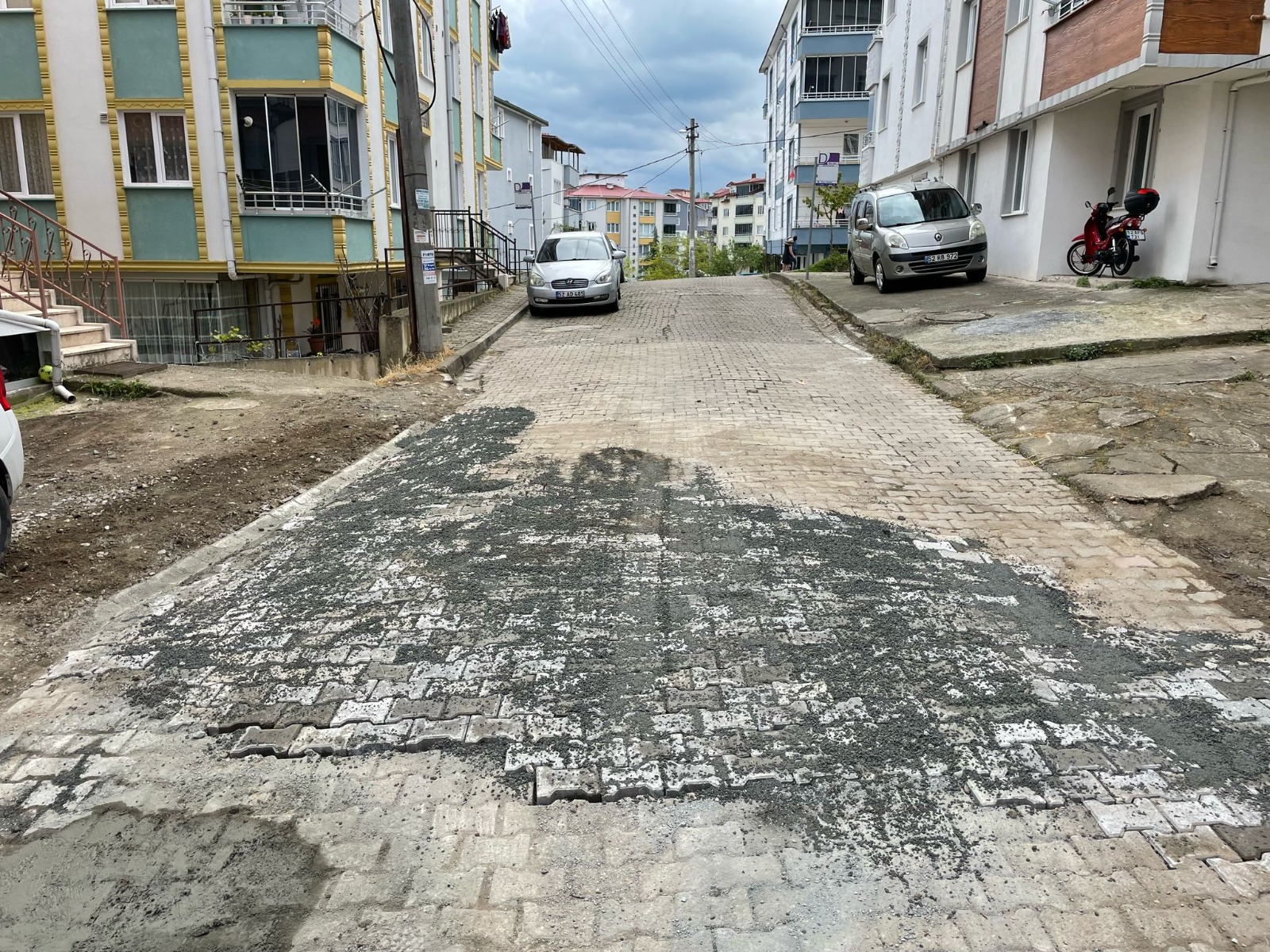 ALTINORDU’DA BOZULAN YOLLAR ONARILIYOR