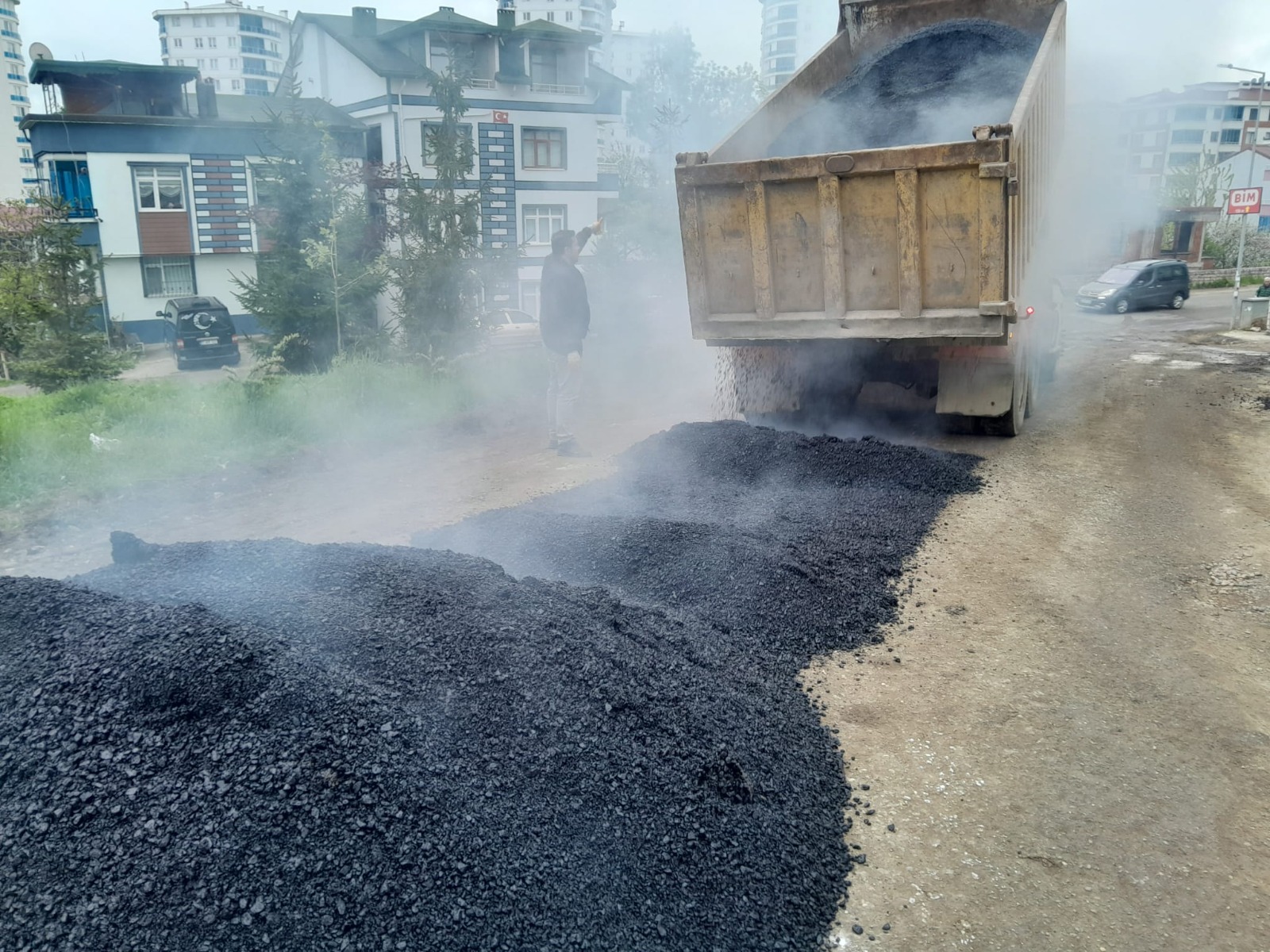 ALTINORDU’DA BOZULAN YOLLAR ONARILIYOR