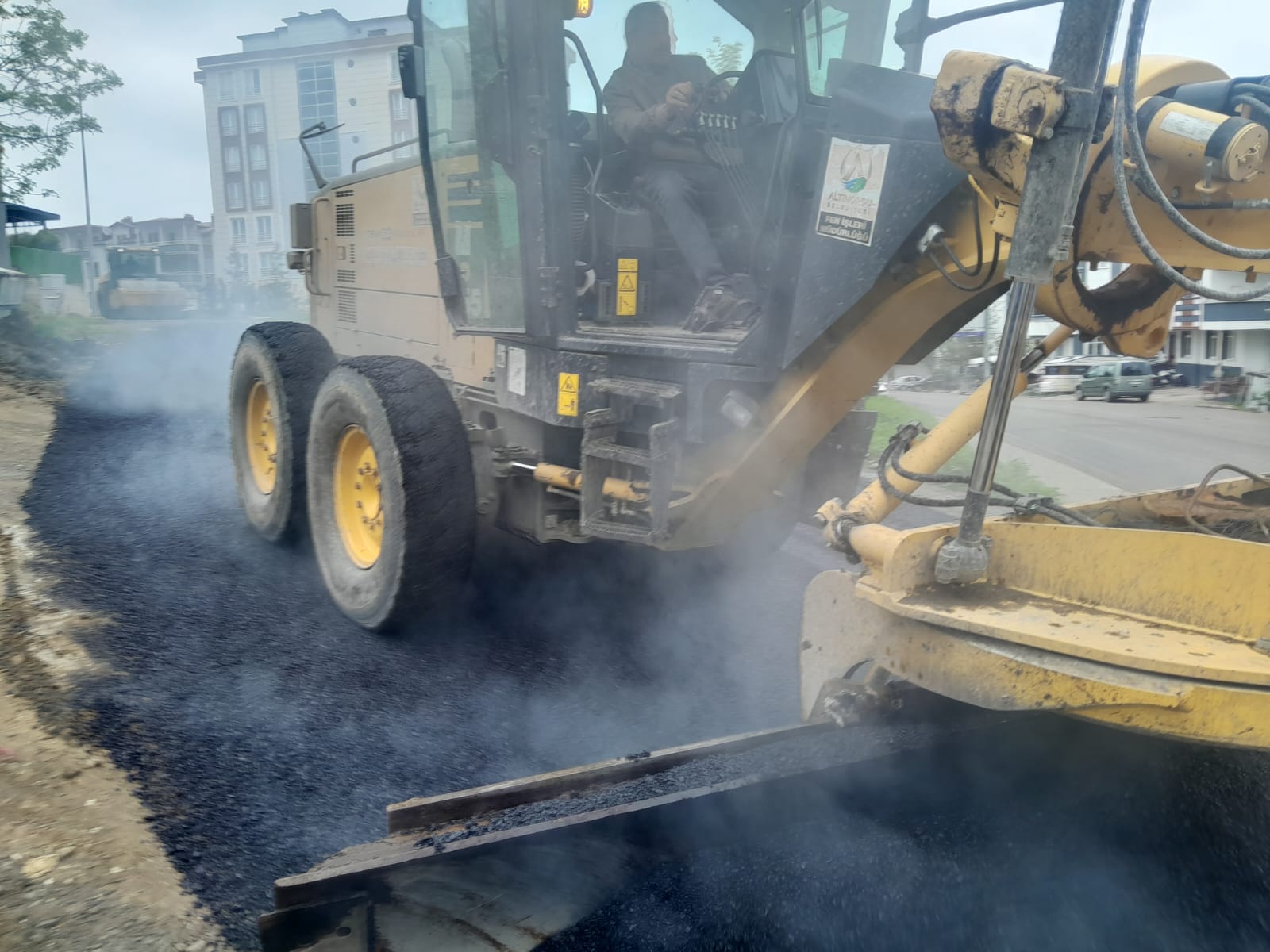 ALTINORDU’DA BOZULAN YOLLAR ONARILIYOR