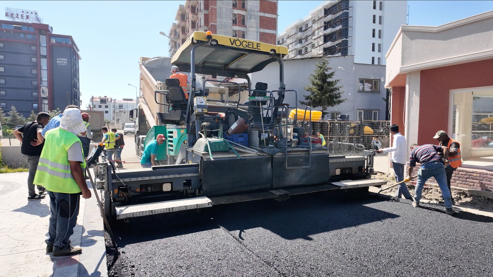 CUMHURİYET MAHALLESİ’NDE SICAK ASFALT ÇALIŞMALARI BAŞLADI
